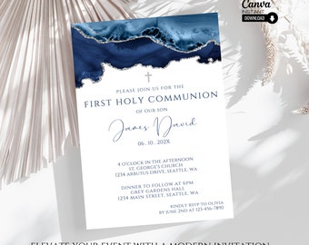 Peut inclure: Une invitation de Première Communion avec un design moderne. Le haut présente une bordure bleue et argentée de style aquarelle. Le texte de l'invitation est : « Veuillez vous joindre à nous pour la Première Communion de notre fils James David ».