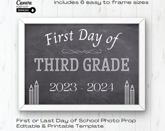 Op de afbeelding: Zwart schoolbord met wit frame, de tekst luidt "First Day of THIRD GRADE 2023-2024" met twee witte potloodtekeningen aan weerszijden.  Eerste of laatste schooldag Foto Prop Bewerkbaar & Printbare sjabloon.