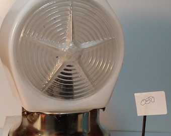MCM wandlamp met gestructureerd en wit glas en chromen voet, geschikt voor de badkamer (model 030).