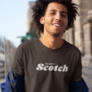 Dieser Junge liebt Scotch | Whiskey-T-Shirt, Whiskey, Bourbon, Geschenk für Whiskey-Trinker, Scotch-Shirt, Whiskey-Liebhaber-Geschenk, Schottland, Junggeselle