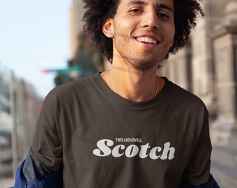 Den här killen älskar skotsk whisky | whisky-t-shirt, whisky, bourbon, present till whiskydrickare, skotsk whisky-t-shirt, whiskyälskare-present, Skottland, ungkarl