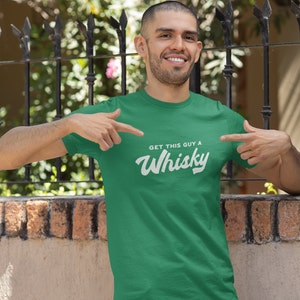 Holen Sie sich diesen Kerl einen Whisky | Whisky-T-Shirt, Whisky, Bourbon, Geschenk für Whiskytrinker, Trinkhemd, Scotch-Shirt, Whisky-Shirt Männer, Junggeselle