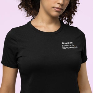Le Bourbon est magique | t-shirt whisky, whisky, bourbon, cadeau pour buveur de whisky, chemise à boire, chemise scotch, cadeau pour amateur de whisky, distillerie