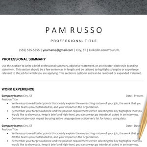 Può includere: Un modello di curriculum bianco con testo nero che include sezioni per il riepilogo professionale e l'esperienza lavorativa, con segnaposto come Pam Russo e Proffesional Title, accompagnato da una penna in metallo dorato sul lato destro.