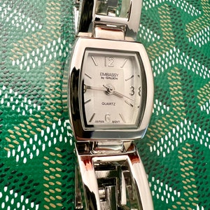Ladies Gruen Watch Silver tone Runs Fantastic New Battery Heirloom Estate Jewelry