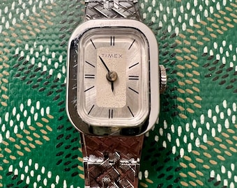 Vtg Women Timex Hand Wind Mechanical Analog 24mm Round Watch (H991) Womens Watches - Feminine & Elegant Styles | Timex US main image 3