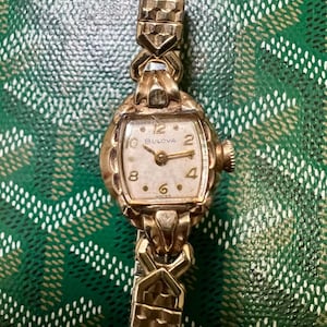 Ladies Bulova Vintage 10K Rolled Gold Plated Watch Estate Jewelry piece Runs Excellent Absolutely Beautiful