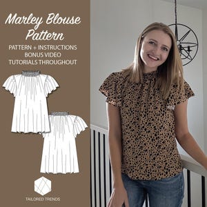 Könnte beinhalten: Das Bild zeigt eine Frau in einer Bluse mit braunem und schwarzem Animal-Print. Die Bluse hat einen hohen Ausschnitt und kurze, gerüschte Ärmel. Das Bild zeigt auch ein Schnittmuster für eine "Marley Bluse" mit Anleitungen und Video-Tutorials.