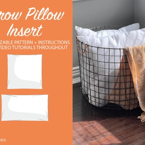 Puede incluir: Un primer plano de un patrón de inserto de cojín con instrucciones. La imagen muestra dos insertos de cojín blancos en una cesta de alambre con una manta marrón. El texto de la imagen dice "Throw Pillow Insert" y "CUSTOMIZABLE PATTERN + INSTRUCTIONS BONUS VIDEO TUTORIALS THROUGHOUT".