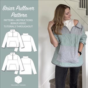 Könnte beinhalten: Ein teal- und grau gesteppter Pullover mit einer Vordertasche und einem Reißverschluss. Das Bild zeigt auch ein Schnittmuster für den Briar Pullover mit Anleitungen und Bonus-Video-Tutorials. Der Text "Tailored Trends" befindet sich unten.