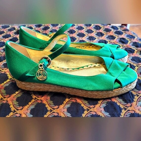 Green satin straw wedge by Juicy Couture Gem
