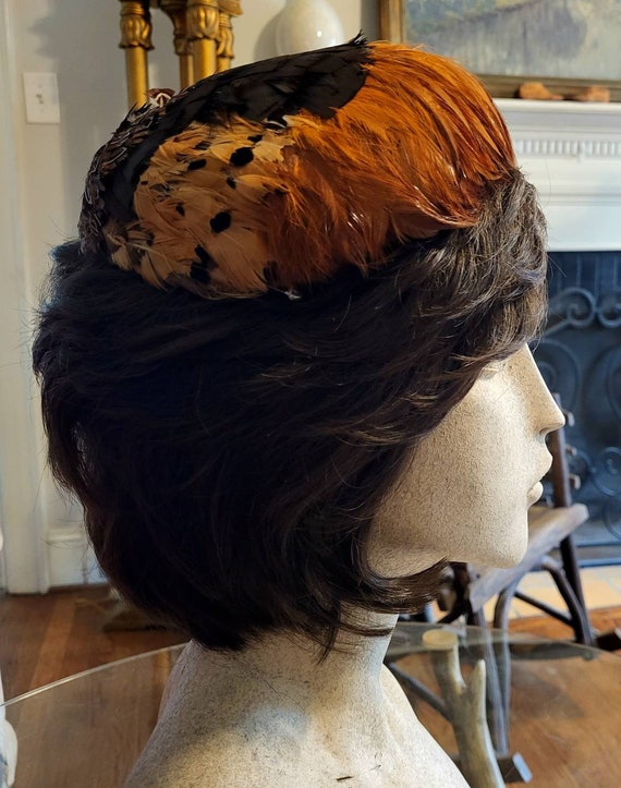 1940s or 50s multicolored feathered cloche hat - image 2