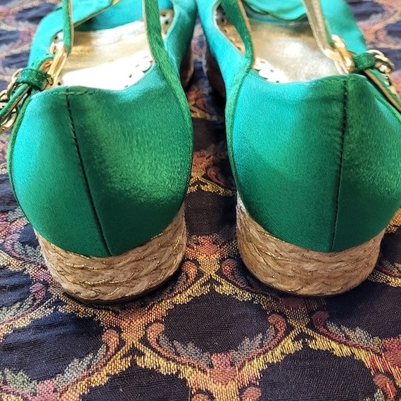 Green satin straw wedge by Juicy Couture Gem