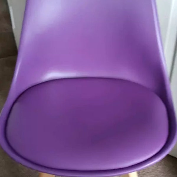 Chaise auxiliaire / salle à manger en plastique violet.