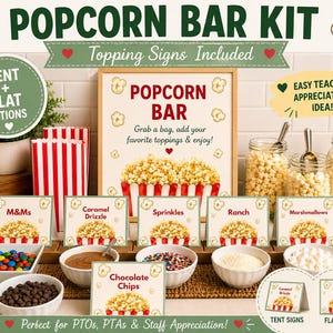 Puede incluir: Un kit de barra de palomitas de maíz con letreros, aderezos y bolsas de palomitas de maíz. El kit incluye letreros para M&M's, caramelo, chispas, rancho, malvaviscos y chispas de chocolate. El texto en el letrero dice "Popcorn Bar".