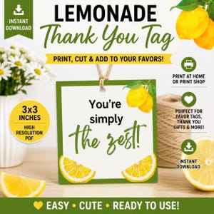 Può includere: Un'etichetta di ringraziamento per limonata stampabile di 7,6 x 7,6 cm con un bordo verde. L'etichetta presenta il testo "You're simply the zest!" con illustrazioni di fette di limone. Include il testo "Print, Cut & Add to Your Favors!" e "Easy, Cute, Ready to Use!"