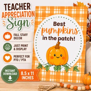 Puede incluir: Un letrero de agradecimiento a los profesores con temática otoñal, con el texto "Best pumpkins in the patch!" y una ilustración de calabaza sonriente. El letrero mide 21,6 x 27,9 cm y presenta un fondo a cuadros naranja.