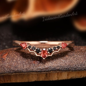 Anillos apilables de telaraña, anillo gótico de granate, alianzas de boda curvas únicas de ónix negro, regalo de Halloween para mujer, joyería de bruja venenosa