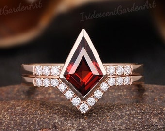 Vintage Kite Cut Red Garnet Engagement Ring Set Solid Gold Moissanite Curved Wedding Band Red Gemstone Ring Promise Anniversary Gift for Her