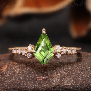 Unique Kite Shaped Peridot Engagement Rings Vintage Green Gemstone Rose Gold Wedding Ring Art Deco Moissanite Half Eternity Rings For Women
