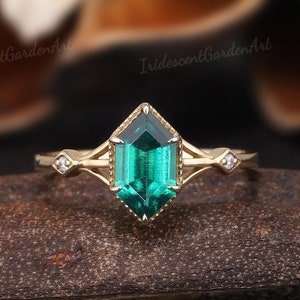 Unique Elongated Hexagon Emerald Engagement Rings Vintage  Gold Green Gemstone Wedding Ring Moissanite Cluster Custom Rings For Women Mother
