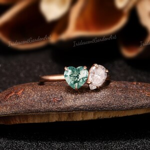 Anillo de ágata de musgo verde natural en forma de corazón Anillo de compromiso de moissanita de pera de oro único Anillo de boda de dos piedras Regalo personalizado para ella imagen 4