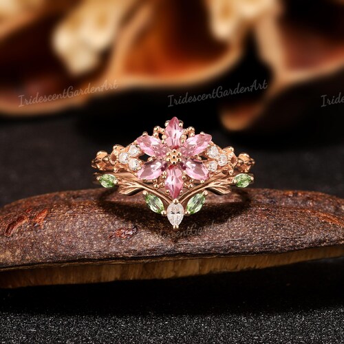 Ensemble de bagues de fiançailles saphir rose fleurs inspirées de la nature, bague florale en or rose avec alliance feuille péridot