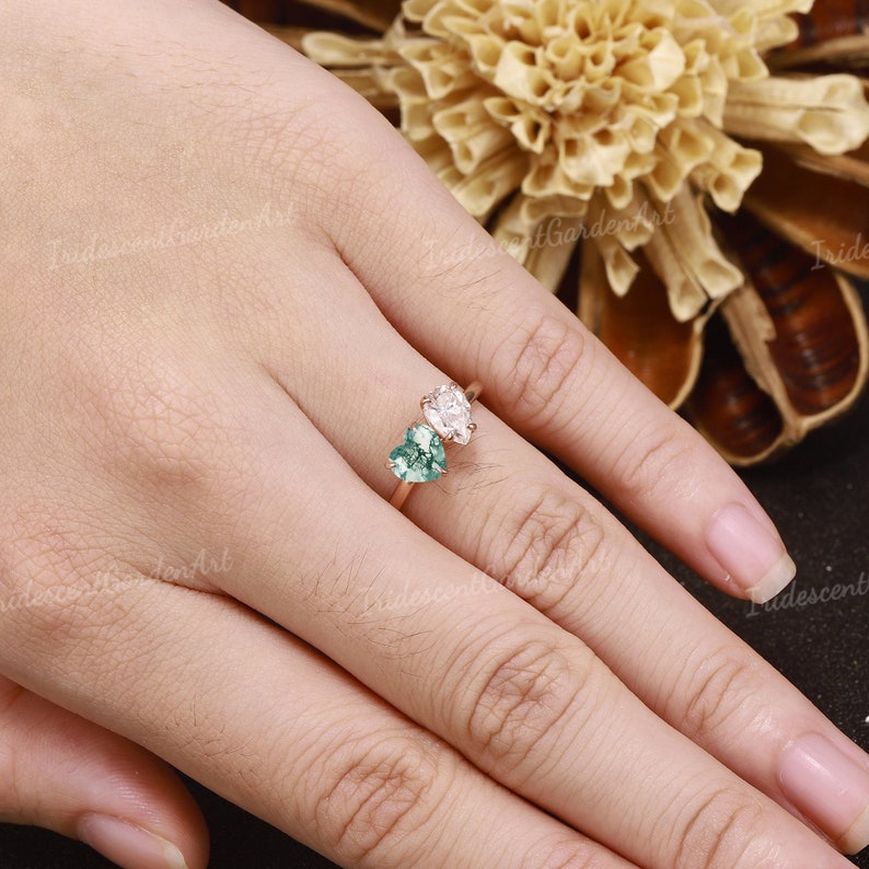 Anillo de ágata de musgo verde natural en forma de corazón Anillo de compromiso de moissanita de pera de oro único Anillo de boda de dos piedras Regalo personalizado para ella imagen 7