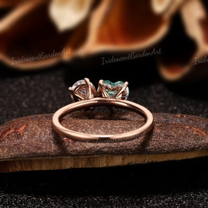 Anillo de ágata de musgo verde natural en forma de corazón Anillo de compromiso de moissanita de pera de oro único Anillo de boda de dos piedras Regalo personalizado para ella imagen 6