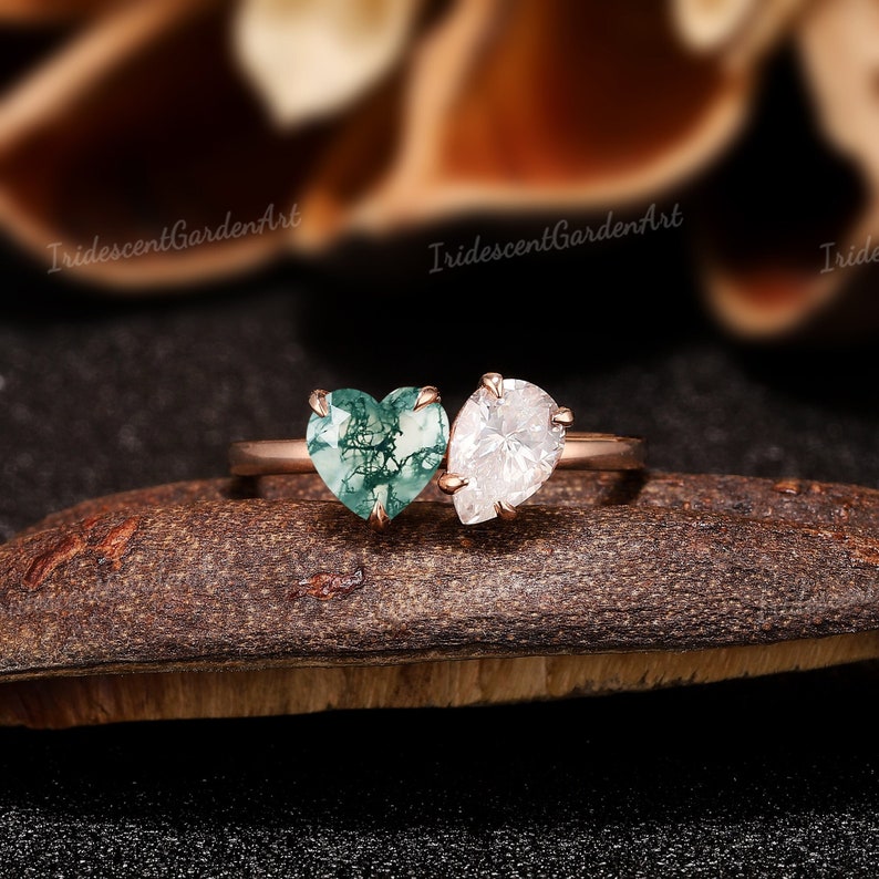 Anillo de ágata de musgo verde natural en forma de corazón Anillo de compromiso de moissanita de pera de oro único Anillo de boda de dos piedras Regalo personalizado para ella imagen 1