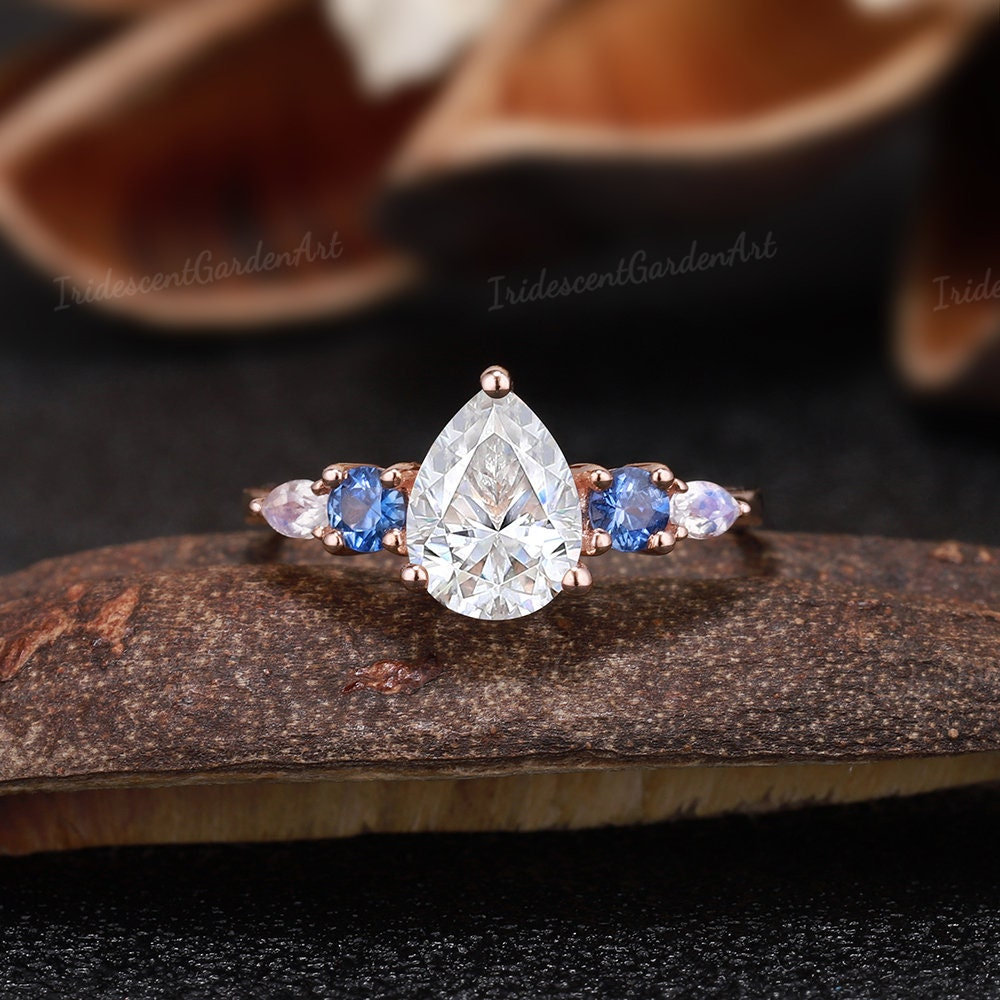Einzigartiger Moissanit-Verlobungsring im Birnenschliff, Art-Deco-Blauer Saphir-Cluster-Ehering, Fünf-Steine-Ring, Mondstein-Roségold-Brautring