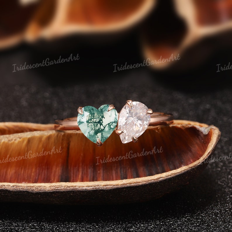 Anillo de ágata de musgo verde natural en forma de corazón Anillo de compromiso de moissanita de pera de oro único Anillo de boda de dos piedras Regalo personalizado para ella imagen 2