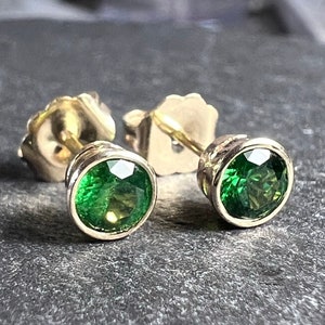 Aretes de tsavorita en oro de 14k. Aretes con bisel de 4 mm y granate tsavorita en oro amarillo macizo de 14k.