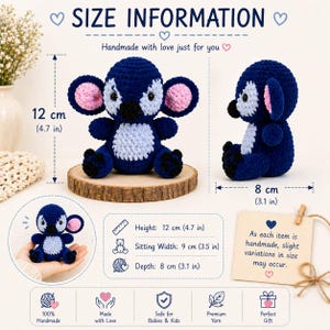 Puede incluir: Un animal de ganchillo azul hecho a mano con orejas rosas y detalles blancos. El peluche mide 12 cm de alto, 9 cm de ancho y 8 cm de profundidad. La imagen incluye el texto "SIZE INFORMATION" y "Handmade with love just for you."