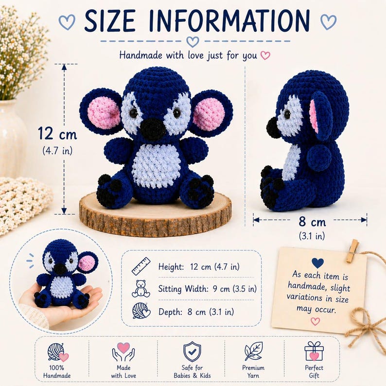 Puede incluir: Un animal de ganchillo azul hecho a mano con orejas rosas y detalles blancos. El peluche mide 12 cm de alto, 9 cm de ancho y 8 cm de profundidad. La imagen incluye el texto "SIZE INFORMATION" y "Handmade with love just for you."