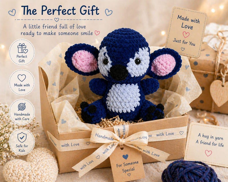 Puede incluir: Un juguete de peluche de ganchillo azul y rosa hecho a mano, presentado en una caja de regalo con una cinta que dice "with Love". La caja incluye una etiqueta que dice "For Someone Special".