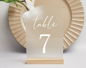 Números de mesa de boda con soporte, números de mesa de arco acrílico esmerilado, números de mesa de caligrafía moderna, decoración personalizada de recepción de boda