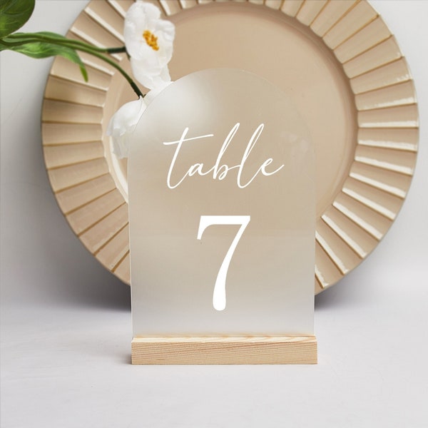 Números de mesa de boda con soporte, números de mesa de arco acrílico esmerilado, números de mesa de caligrafía moderna, decoración personalizada de recepción de boda