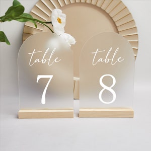 Numeri da tavolo per matrimonio, Numeri da tavolo per matrimoni, Numeri da tavolo in acrilico satinato, Decorazioni per ricevimenti di nozze personalizzate, Insegne nuziali, Decorazioni per feste immagine 1