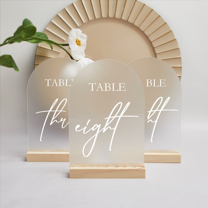 Secondo voi è brutto mettere i numeri ai tavoli? 1