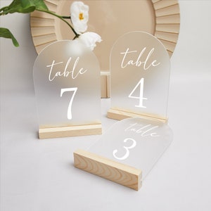 Numeri da tavolo per matrimonio, Numeri da tavolo per matrimoni, Numeri da tavolo in acrilico satinato, Decorazioni per ricevimenti di nozze personalizzate, Insegne nuziali, Decorazioni per feste immagine 3