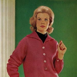 Peut inclure: Un pull en tricot rose avec un col montant et une fermeture à boutons. Le pull a une coupe ample et des manches longues.