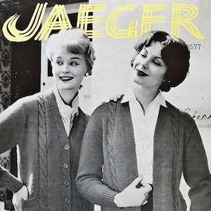 Puede incluir: Dos mujeres con cárdigans grises de punto de cable con bolsillos. Los cárdigans están abrochados en la parte delantera. Las mujeres están de pie frente a un fondo blanco con la palabra "JAEGER" impresa en letras amarillas. El texto "Jaeger Spiral-Spun" está impreso debajo de las mujeres. El texto "6d" está impreso en la esquina inferior derecha.