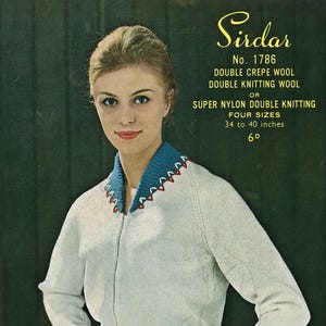 Può includere: Cardigan vintage in maglia bianca con colletto e polsini blu, rifinito con dettagli rossi e bianchi. L'immagine include il testo "Sirdar No. 1786" e "34 to 40 inches" (86 to 102 cm). Il cardigan ha una chiusura a zip e un orlo a coste.