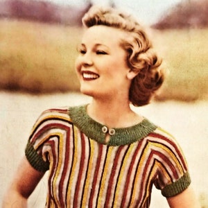Peut inclure: Un pull en tricot rayé à manches courtes et à col rond. Le pull est fait dans une variété de couleurs, y compris le rouge, le jaune, le vert et le blanc.