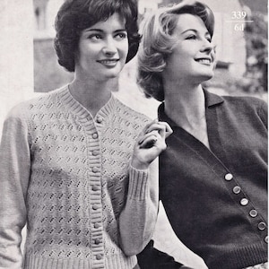 以下が含まれることがあります： 2人の女性がニットのカーディガンを着ています。左側のカーディガンは薄いベージュ色で、レース模様とボタンが前面についています。右側のカーディガンは濃いグレー色で、Vネックとボタンが前面についています。画像の下部に「GREENOCK 4-PLY WOOL knits these cardigans for 34, 36, 38 inches」というテキストがあります。