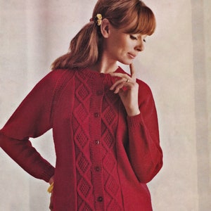 Peut inclure: Un cardigan rouge en tricot avec un motif en losange et une fermeture à boutons.