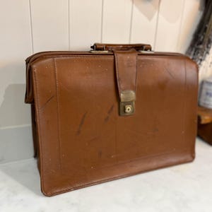 Porte-documents vintage en cuir rigide (marron classique)