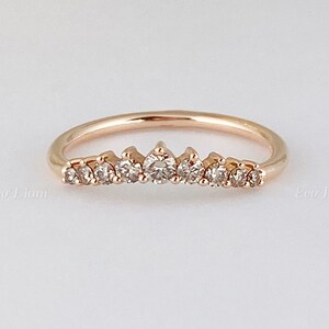 Geschwungener Ehering für Diamant Geschenk, Labor gewachsener Diamant im Rundschliff, halbe Ewigkeit, Chevron Band, handgefertigter Goldschmuck, stapelbar