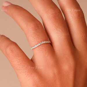 Gebogen trouwring voor diamanten ring, in het lab gekweekte ronde geslepen diamant, chevron halve eeuwigheid band, 14K massief gouden stapelring, bruidssieraden